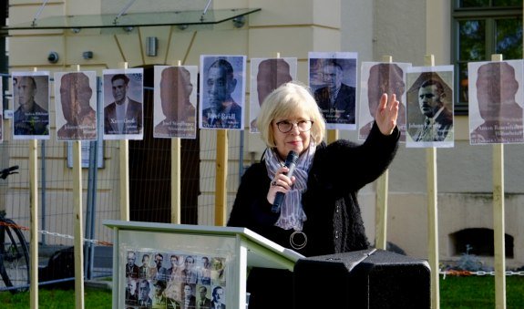 Lisa Hilbich, Initiatorin der Geschichtswerkstatt, bei der Gedenkfeier, © Yuliia Usikova