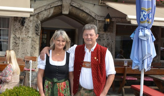 Klaus und Hanni Huber vor dem Gasthof Bräuwirt, © Kulturamt der Stadt Miesbach