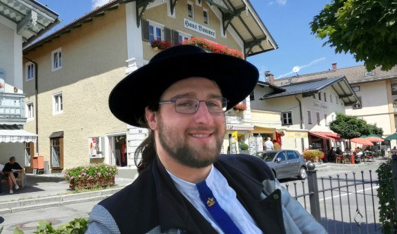 Wandergeselle Simon Freudig am Marktbrunnen, © Lisa Mayerhofer