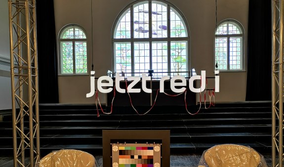 Kulisse mit Jetzt red i Schriftzug, © Isabella Krobisch