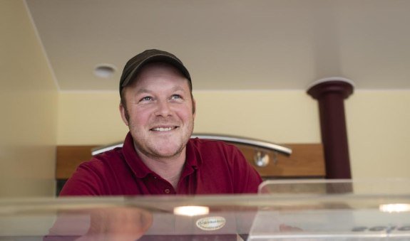 Andreas Brandstetter steht an seinem Marktstand, © Bachmeier Florian