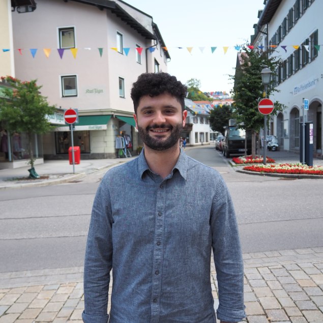 Marco Giannini steht auf dem Rathausvorplatz in Miesbach, © Selina Benda