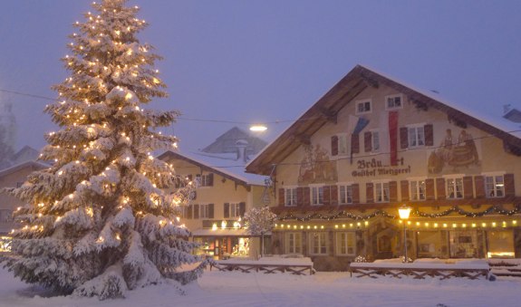 Beleuchteter Weihnachtsbaum am Marktplatz in Miesbach, © Kulturamt der Stadt Miesbach