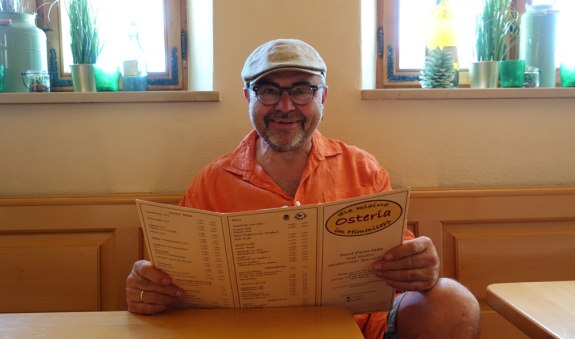 Klaus Glöckl sitzt in seiner Osteria im Himmisepp, © Verena Wolf