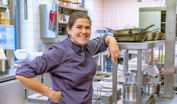 Margreth Nirschl steht in der Culinaria Küche, © Max Kalup