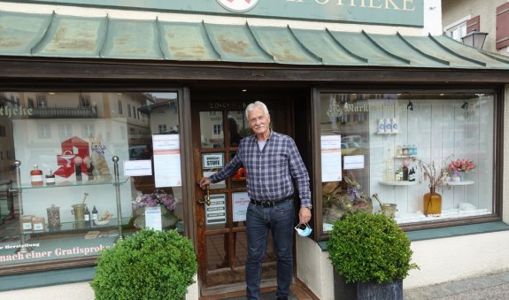 Franz Ranft steht vor seiner Apotheke, © Verena Wolf