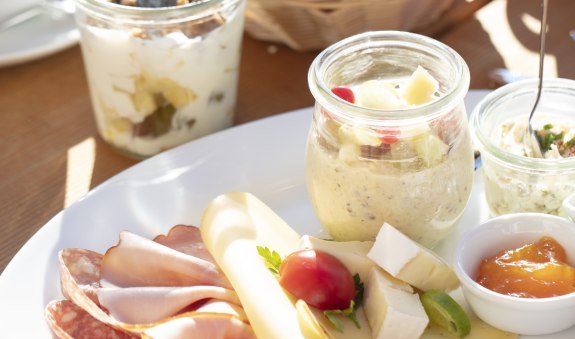 Wurst-und Käseplatte mit Müsli und Crossaints, © Dietmar Denger