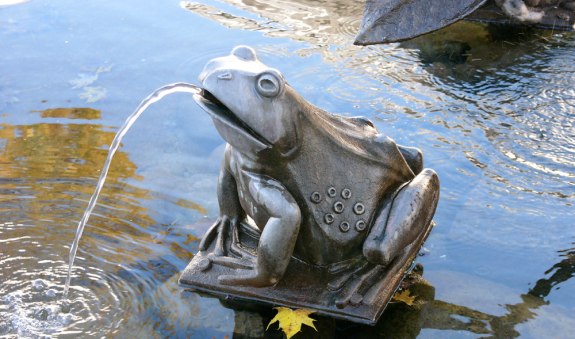 Frosch am Märchenbrunnen in Miesbach, © Isabella Krobisch