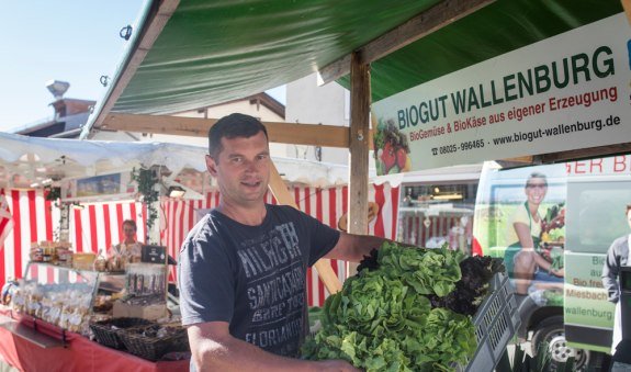 Marktstand von BioGut Wallenburg am Grünen Markt in Miesbach, © Florian Bachmeier