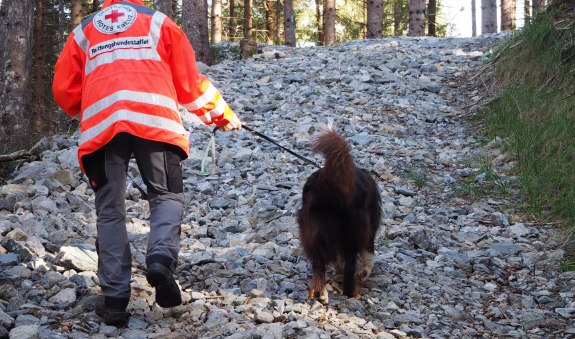 BRK Mitarbeiter mit Rettungshund, © Selina Benda