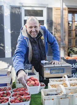 Michael Anzinger an seinem Marktstand auf dem Grünen Markt in Miesbach, © Florian Bachmeier