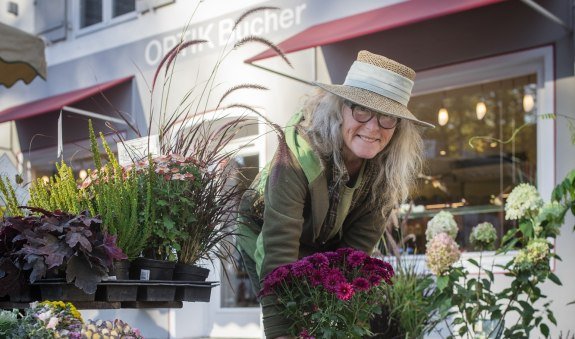 Frau Angermaier mit Blumentopf in der Hand, © Florian Bachmaier