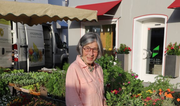 Candida Schlichting am Verkaufsstand vor Optik Bucher am Grünen Markt, © Kulturamt der Stadt Miesbach