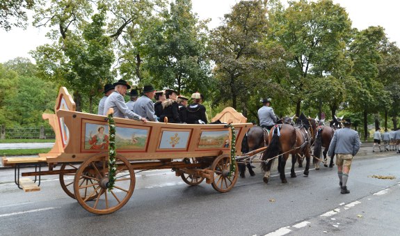 Truhenwagen auf Fahrt, © Roswitha Huber